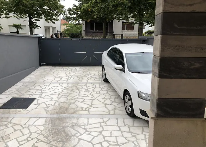 With Parking Space - 5870 זאדאר